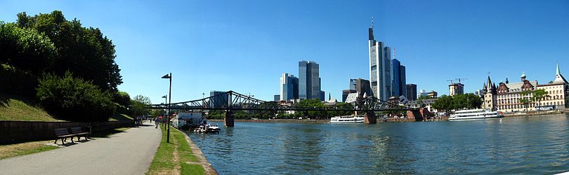 Stadtansicht vom Mainuferweg. Im Vordergrund ist der Eiserne Steg zu sehen, ganz rechts: das Historische Museum