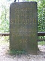 Historischer Triangulationsstein Station Strauch auf dem Heideberg in Sachsen