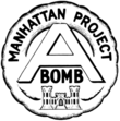 Üstte "Manhattan Projesi" yazan dairesel şekilli amblem ve ortasında "bomba" yazan büyük bir "A" harfi, ABD Ordusu Mühendisler Birliği'nin kale amblemini aşıyor