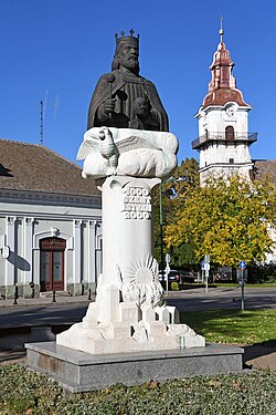 Szent István-mellszobor, háttérben az evangélikus templommal