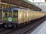 10-000型（試作車） 圖片為轉屬新宿線後在東大島站停靠