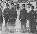 1897年制式の将兵ら。中央の将校２名は肋骨服に階級章が付いているのが分かる。