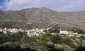 Vue de la montagne de Kapsás et du village de Lástros.