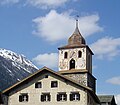 Das Gemeindehaus und der Platzturm La Tuor im Dorfzentrum