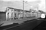 Les maisons de mine longeant le puits de Vedette , maisons en pleine restauration , vue côté rue