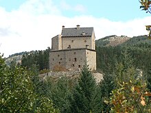 Le château de Miral domine le confluent de la Rûnes et du Tarn.