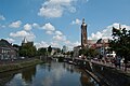 Blick auf die Rur kurz vor der Mündung in die Maas mit Rurhafen und der St. Christophorus Kathedrale rechts im Hintergrund