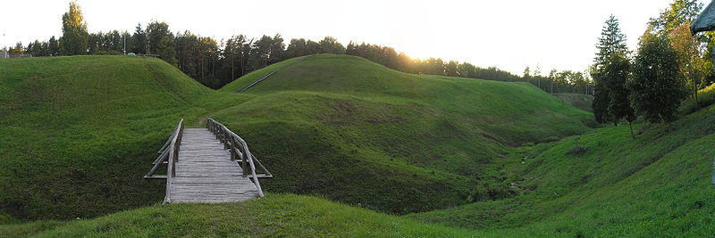 Šeiminyškėlių piliakalnis iš rytų pusės