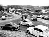 Visningshus inom etapp A vid Havrevägen 2, sydväst om Viksjö gård och nära Fastebols gårdsplats, 1967. Järfällavägen i bakgrunden till vänster. Till vänster i förgrunden Skördevägen. Snett genom bilden går Slåttervägen.