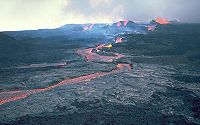 Proud pahoehoe lávy při erupci Mauna Loa v roce 1984.