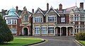 الواجهة الأمامية في حديقة بلتشلي (Bletchley Park) في المملكة المتحدة وهي مزيج من الطرز المعمارية.