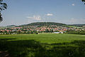 Blick von Süden nach Thalmässing mit dortigem Berg Landeck (mittig) und Burgberg (links) bei Stauf