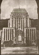占領地総督部が置かれ日章旗が掲げられた日本占領時期の香港上海銀行ビル（3代目の建物）。ビルの前にある皇后像広場のもともとヴィクトリア女王の銅像があった場所には占領地総督告諭の石碑が置かれた。