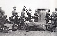 Soldados de las Fuerzas Navales Especiales Japonesas operando varias piezas de artillería en 1939. Al fondo puede verse una batería doble.