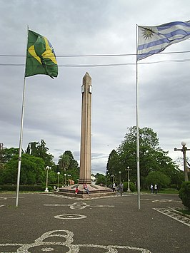 Obelisk op het plein plaza Internacional op de landgrens van Brazilië en Uruguay