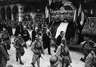 Cortège lors des obsèques de Paul Doumer, rue de Rivoli.