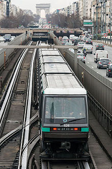 Vue d'une rame de métro sur le pont de Neuilly.