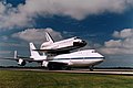 Transbordador espacial Endeavour sobre un avión de transporte de transbordadores.