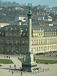 Jubiläumssäule, dahinter: linker Seitenflügel des Neuen Schlosses.