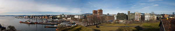 Panorama over Kontraskjæret ved Akershus festning med Rådhusbryggene i Pipervika, Aker Brygge og annen bebyggelse i Vika, Oslo rådhus, Rådhusplassen, og deler av Rådhusgata i bakgrunnen. Klikk på bildet for høyoppløst versjon. Foto: Daniel78, 2008