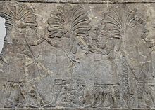 Bas-relief néo-assyrien de Ninive du VIIe siècle av. J.-C. représentant un scribe écrivant sur une tablette d'argile et un autre sur un papyrus ou parchemin, British Museum.