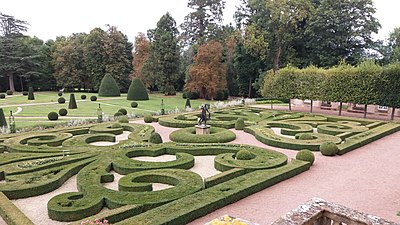 Le jardin de buis du château de Drée.