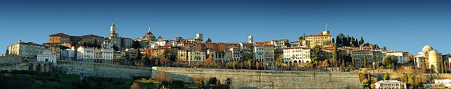 La vista sulla Città Alta di Bergamo con il liceo classico Sarpi in alto a sinistra.