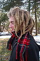 Ung mann med blonde dreads