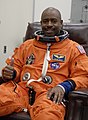 宇宙飛行士はO&C内でスーツアップし飛行準備をする。