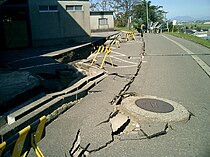 長岡工業高等専門学校の敷地内の道路。2004年10月撮影。