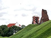 Katholische Christi-Verklärungskirche, im Vordergrund Ruine der Burg Mindaugas