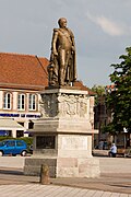 La statue Lobau (Maréchal Mouton) sur la place d’Armes[77].