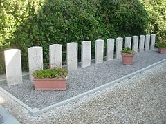 Cimetière de Trouan-le-Petit : tombes de soldats de la Royal Air Force morts le 4 mai 1944.