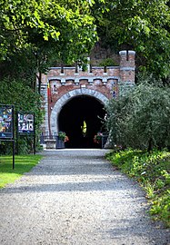 Ancien tunnel ferroviaire vicinal, désormais un itinéraire de promenade et de cyclisme.