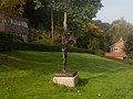 Ubbergen, la escultura el Nescio que lee (de lezende Nescio) de Ronald Tolman