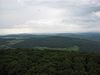 Blick vom Aussichtsturm auf dem Pferdskopf zum Wolsküppel (mittig) mit Dorf Riedelbach (links)