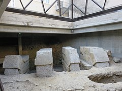 Vestiges de l'aqueduc près du square Castan.