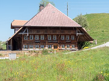 Bauernhaus im Emmental, Krüppelwalmdach mit Krüppelwalmgaube und großen Traufüberständen