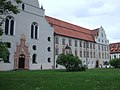 Fassade von Basilika und Konventbau vom Arkadenhof aus mit Haupteingängen