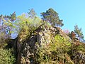 Felsen des Schlossbergs als ehemaliger Standort der Oberburg der Burg Hauseck von Nordwesten