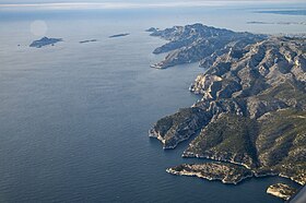 Blick auf die gesamte Küstenlinie der Calanques; Calanque de Port-Pin im Vordergrund