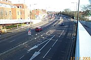 A41 Edgware Way, lokalisert nord for bykjernen av Edgware. Sett fra fotgjengerovergangen Edgwarebury Lane.