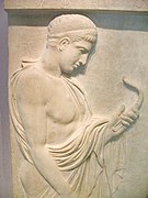 Joven ateniense con un estrígil en la mano. Ca. 420 a. C. Museo Arqueológico del Cerámico.