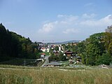 Blick vom Damm auf die Gemeinde Affoltern (mit Spielplatz)