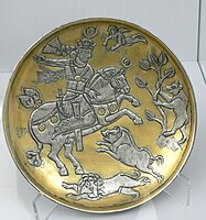 Disc de plata parcialment daurat amb el tema «favorit» del rei caçant, segle VII