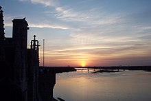 Photographie présentant une vue du soleil couchant depuis la terrasse Est du château.