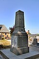 Le monument aux morts dans le cimetière.