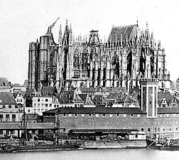 Katedral yang belum selesai pada tahun 1856. Ujung timur telah selesai dan beratap, sementara bagian bangunan lainnya sedang dalam berbagai tahap konstruksi.