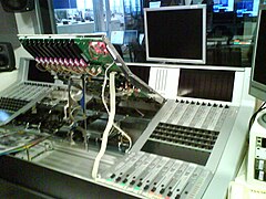 Mesa digital de audio Vista 8 de Studer, con una bahía abierta.