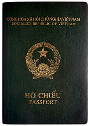 2022 年之前簽發的綠皮越南普通護照。